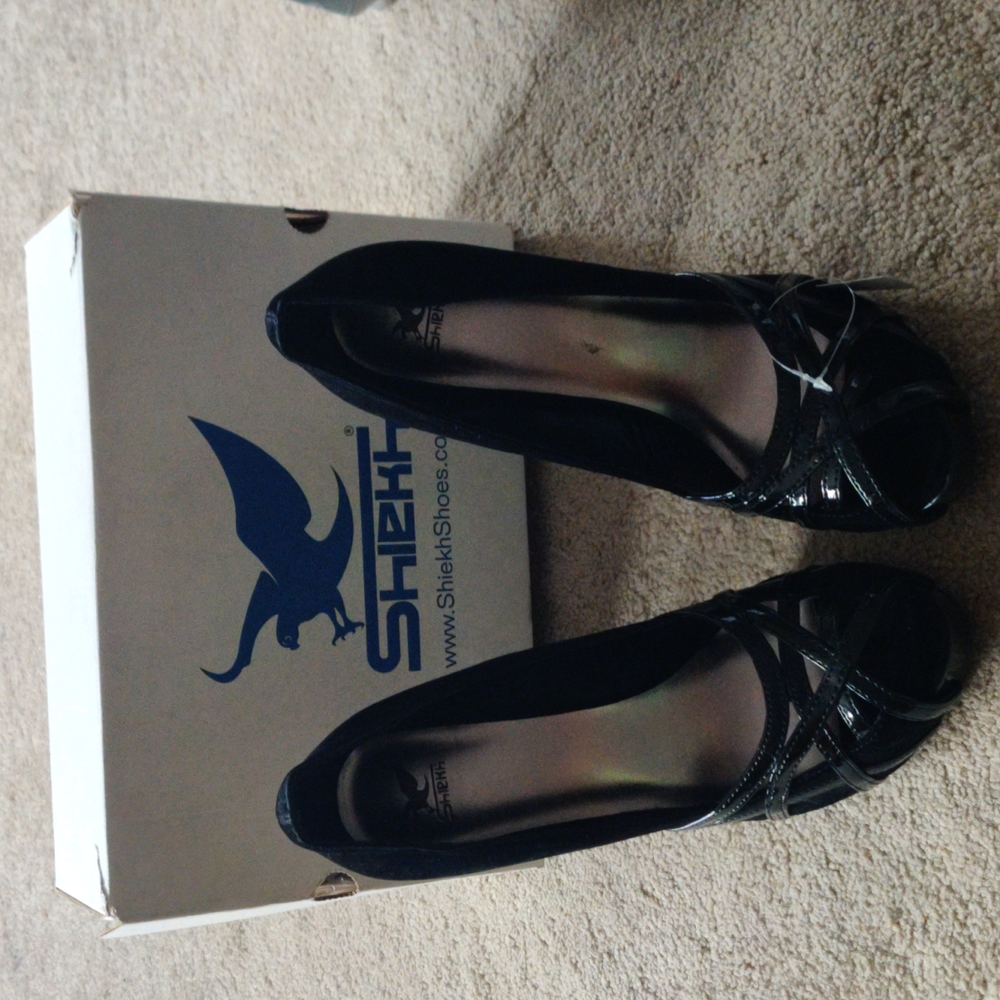Shiekh 4 inch black velvet size 8.5 color black